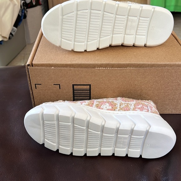 Free People Catch Me If You Can Crochet Sneaker in Peach and Whi SZ 8 (38) NEW - Picture 6 of 11